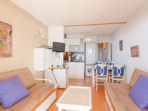 un salon avec un canapé et une table dans l'établissement Apartment Les Coteaux de la Nartelle-3 by Interhome, à Sainte-Maxime