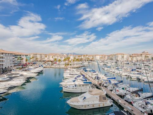Une bande de bateaux amarrés dans un port de plaisance avec des bâtiments dans l'établissement Apartment Le Borghese-2 by Interhome, à Fréjus