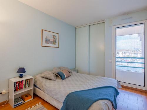 une chambre avec un lit et une grande fenêtre dans l'établissement Apartment Le Borghese-2 by Interhome, à Fréjus