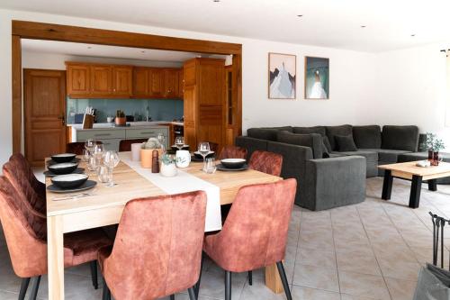 een eetkamer en woonkamer met een tafel en stoelen bij Chalet des bois de Criou in Morillon