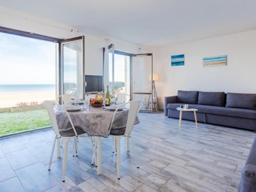 - un salon avec une table, des chaises et un canapé dans l'établissement Apartment Les Caravelles-5 by Interhome, à Cabourg