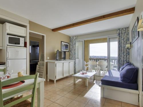 Kuchyň nebo kuchyňský kout v ubytování Apartment Les Rivages de Coudoulière-27 by Interhome