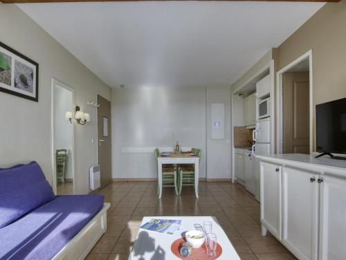 un salon avec un canapé et une table dans l'établissement Apartment Les Rivages de Coudoulière-27 by Interhome, à Six-Fours-les-Plages