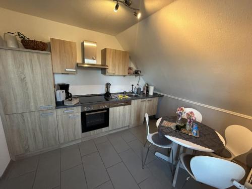eine kleine Küche mit einem Tisch und Stühlen in der Unterkunft Apartment Dori by Interhome in Westerholt