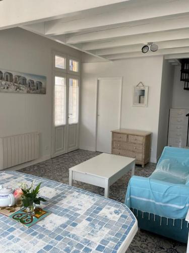 une chambre avec un lit, une table et une chaise dans l'établissement Maison centre ville - 7332, à Soulac-sur-Mer