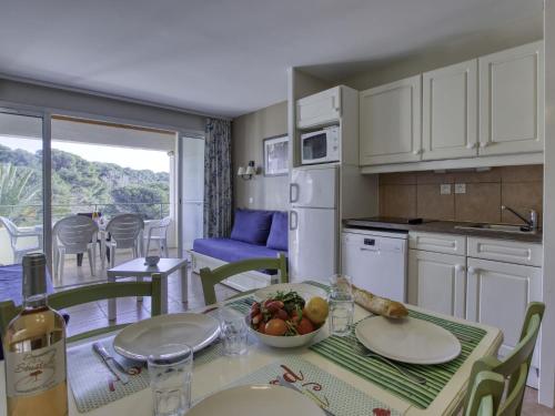 - une cuisine avec une table et un bol de fruits dans l'établissement Apartment Les Rivages de Coudoulière-16 by Interhome, à Six-Fours-les-Plages