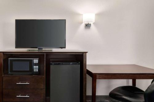 Η κουζίνα ή μικρή κουζίνα στο Super 8 by Wyndham Columbus Edinburgh