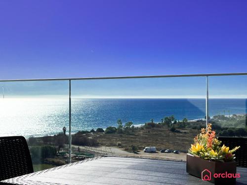 een balkon met uitzicht op de oceaan bij Calma y Relax en el Mediterráneo in Cabanes