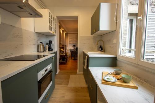 une cuisine avec une planche de coupe en bois sur un comptoir dans l'établissement Cosy Art Gallery, à Reims