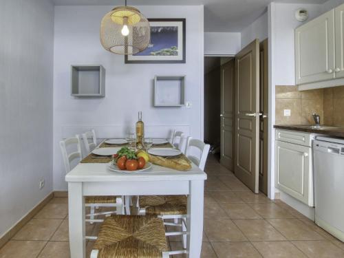 une cuisine avec une table blanche et une assiette de fruits dans l'établissement Apartment Les Rivages de Coudoulière-19 by Interhome, à Six-Fours-les-Plages