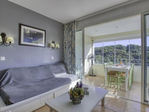 una camera con letto e tavolo e un balcone di Apartment Les Rivages de Coudoulière-2 by Interhome a Six-Fours-les-Plages