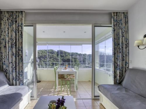 un salon avec un canapé et une table dans l'établissement Apartment Les Rivages de Coudoulière-2 by Interhome, à Six-Fours-les-Plages