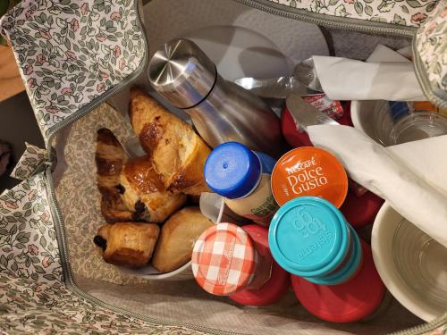 坎佩尔La Petite Perle de Quimper的一篮食物，里面有面包和调味品