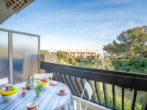 Una mesa en un balcón con vista al mar. en Studio Les Louvans-9 by Interhome, en Saint-Aygulf