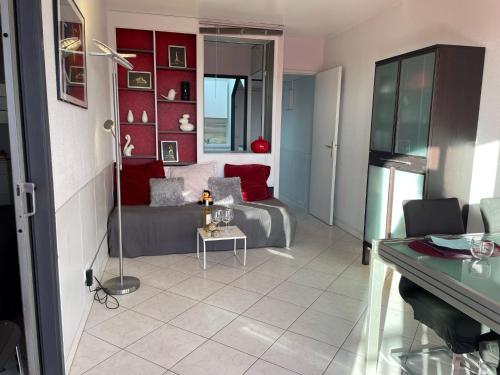 un salon avec un lit et une table dans l'établissement Apartment Les Jardins du Port-10 by Interhome, au Grau-du-Roi