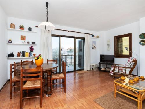 comedor y sala de estar con mesa y sillas en Apartment Can Panxo by Interhome, en L'Escala