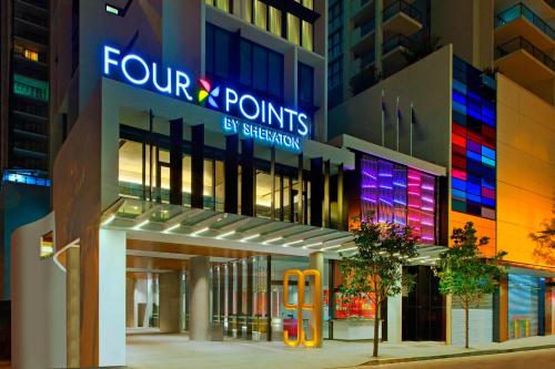 Four Points by Sheraton Brisbane في بريزبين: a four points by sheraton building at night