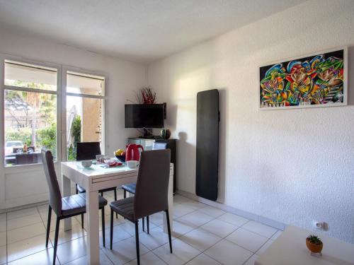 un salon avec une table et des chaises dans une pièce dans l'établissement Apartment La Calmeraie by Interhome, à Villeneuve-Loubet