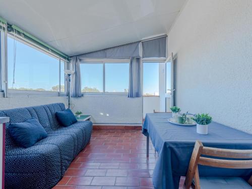 un salon avec un canapé et une table dans l'établissement Studio Les Marines-4 by Interhome, au Barcarès