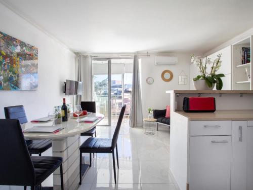 une cuisine et un salon avec une table et des chaises dans l'établissement Apartment Holidays 80 by Interhome, à Saint-Laurent-du-Var