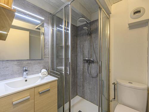 une salle de bain avec une douche, des toilettes et un lavabo dans l'établissement Apartment Les Druides-2 by Interhome, à Carnac