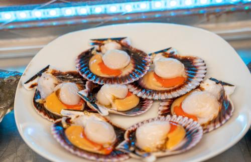 a plate of oysters sitting on a table at Hotel Crisol de las Rías in Miño