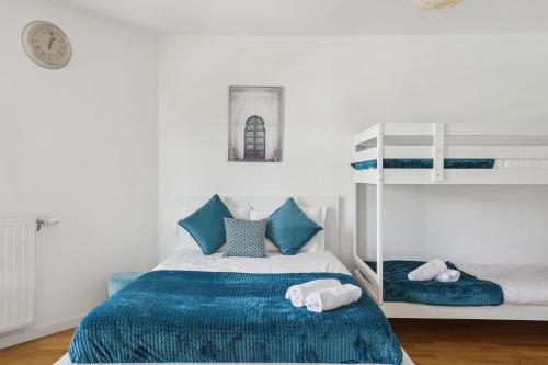 ein Schlafzimmer mit einem Etagenbett mit blauer Bettwäsche in der Unterkunft Your home in Gentilly in Gentilly