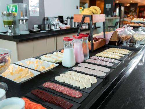 a buffet with different types of food on a table at ibis Presidente Prudente Manoel Goulart in Presidente Prudente