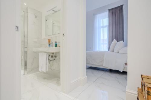 那不勒斯La Corte dei Mille Luxury的带淋浴的白色浴室和1张床