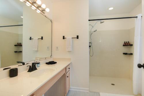 uma casa de banho com um lavatório e um chuveiro em Renovated Charleston Oasis Mins to Dtwn and Beach em Charleston