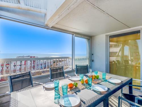 une salle à manger avec une table et une vue sur l'océan dans l'établissement Apartment Les Marines de Haute-Plage-5 by Interhome, à La Grande Motte
