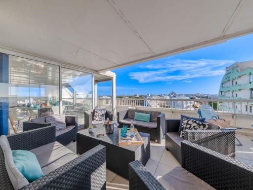 un balcon meublé et avec vue sur la ville dans l'établissement Apartment Les Marines de Haute-Plage-5 by Interhome, à La Grande Motte