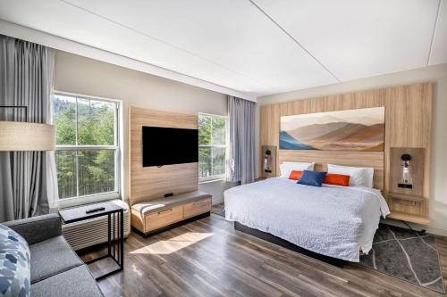 una camera con letto e TV a schermo piatto di Hampton Inn & Suites Cashiers - Sapphire Valley a Sapphire