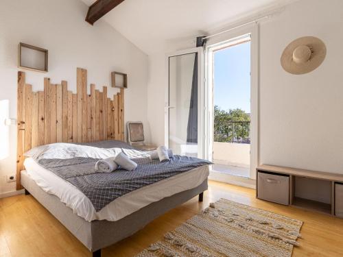 une chambre avec un lit et une grande fenêtre dans l'établissement Holiday Home Villa Vaccaja by Interhome, à Porto-Vecchio