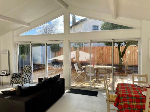 d'un salon avec une grande porte coulissante en verre. dans l'établissement Holiday Home La Petite Doussy by Interhome, à Arcachon