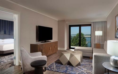 Μια τηλεόραση ή/και κέντρο ψυχαγωγίας στο Hilton Dallas/Rockwall Lakefront Hotel