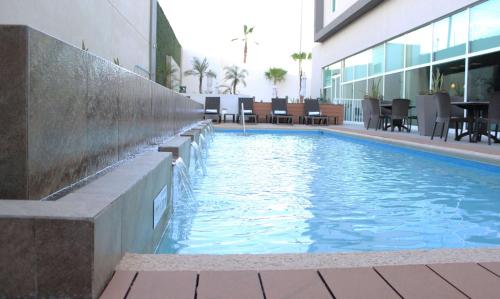 Πισίνα στο ή κοντά στο Hampton Inn by Hilton Hermosillo
