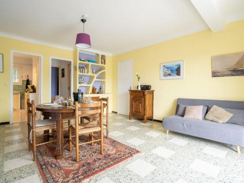 un salon avec une table et un canapé dans l'établissement Apartment Le Darling by Interhome, à Saint-Aygulf