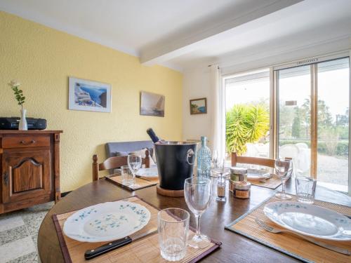 une table de salle à manger avec des assiettes et des verres dessus dans l'établissement Apartment Le Darling by Interhome, à Saint-Aygulf