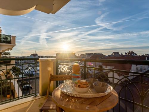 Una mesa con dos tazones de comida en un balcón. en Studio La Presqu'île-19 by Interhome, en Dives-sur-Mer