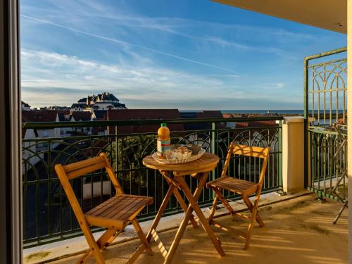 une table et deux chaises sur un balcon dans l'établissement Studio La Presqu'île-19 by Interhome, à Dives-sur-Mer