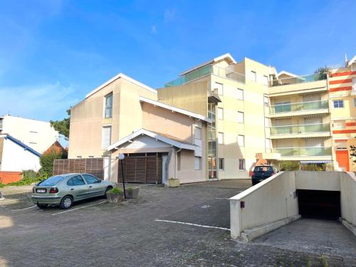 une voiture garée sur un parking devant un immeuble dans l'établissement Studio Joséphine-1 by Interhome, à Arcachon