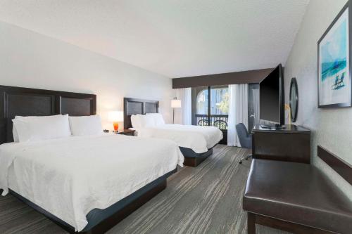 ein Hotelzimmer mit 2 Betten und einem Fenster in der Unterkunft Hampton Inn Fort Walton Beach in Fort Walton Beach