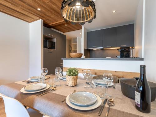 - une table à manger avec des verres et une bouteille de vin dans l'établissement Apartment Le Curling A - Val Claret-23 by Interhome, à Tignes