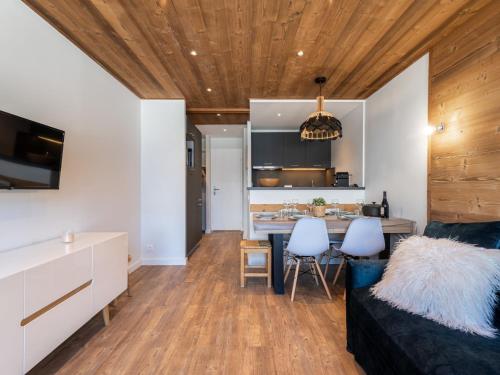 un salon avec un canapé et une cuisine dans l'établissement Apartment Le Curling A - Val Claret-23 by Interhome, à Tignes