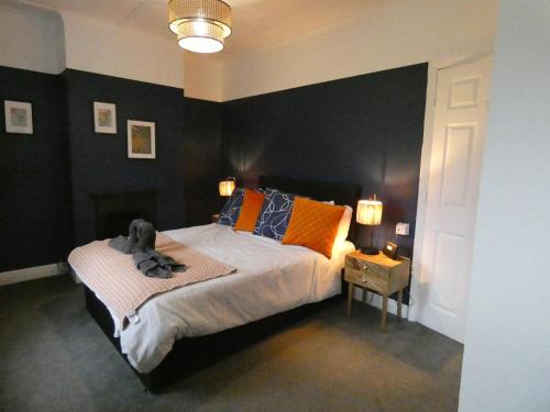 um quarto com uma cama com um bicho de peluche em Comfy 3 Bedroom Cottage in a Calm Location em Abertillery