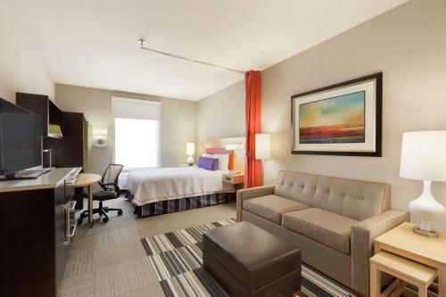 Habitación de hotel con cama y escritorio en Home2 Suites by Hilton Fort Smith en Fort Smith