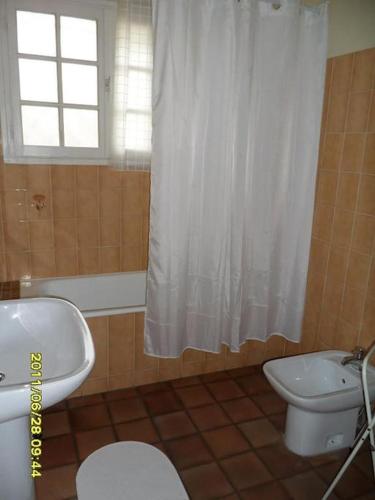 une salle de bain avec des toilettes blanches et un lavabo dans l'établissement Villa proche plage et centre - V06205, à Soulac-sur-Mer
