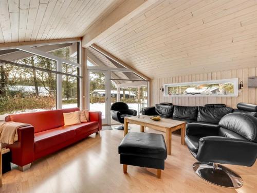Posezení v ubytování Holiday Home Elfrun - 250m from the sea by Interhome