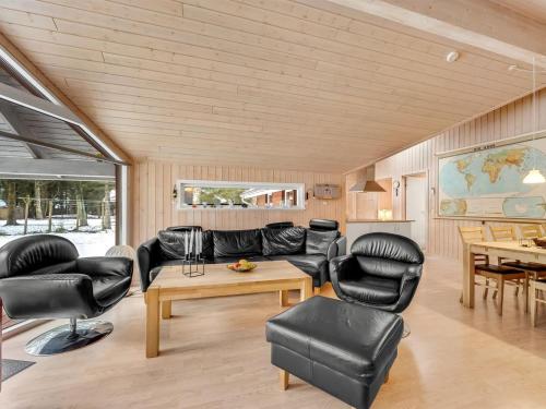 Posezení v ubytování Holiday Home Elfrun - 250m from the sea by Interhome